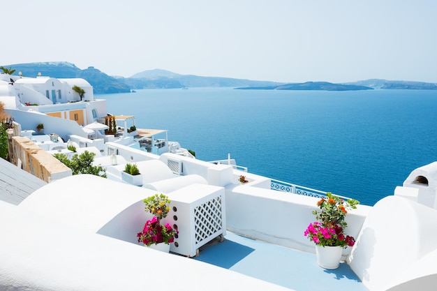 Architettura bianca sull'isola di Santorini, Grecia. Bellissimo paesaggio, vista mare.