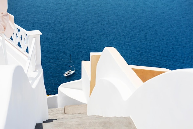 Architettura bianca sull'isola di Santorini, Grecia. Bellissimo paesaggio, vista mare.