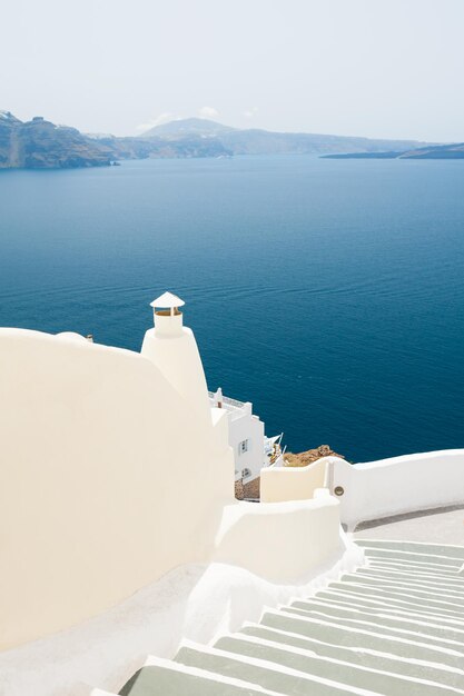 Architettura bianca sull'isola di Santorini, Grecia. Bellissimo paesaggio, vista mare.