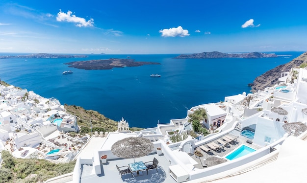 Architettura bianca sull'isola di Santorini, Grecia. Bellissimo panorama del paesaggio estivo e vista sul mare