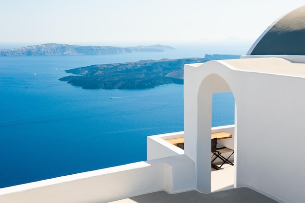 Architettura bianca sull'isola di Santorini, Grecia. Bellissimo terrazzo con vista mare. Concetto di destinazioni di viaggio