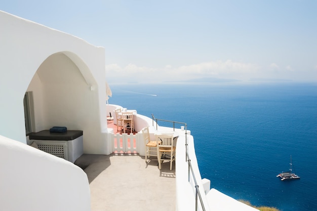 Architettura bianca sull'isola di Santorini, Grecia. Bellissimo terrazzo con vista mare.