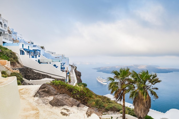 Architettura bianca sull'isola di Santorini, Grecia. Mattinata nebbiosa. Bellissimo paesaggio con vista sul mare