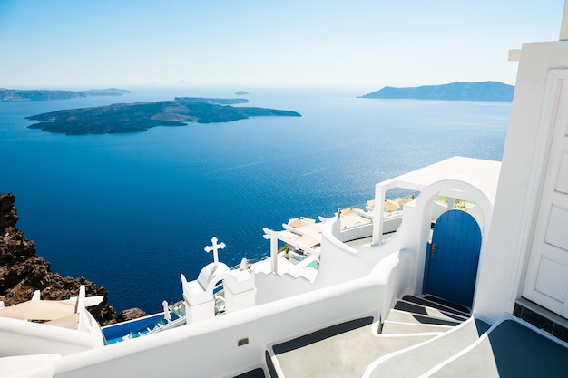 Architettura bianca sull'isola di Santorini, Grecia. Paesaggio estivo con vista mare. Famosa destinazione di viaggio