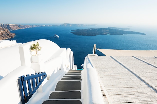 Architettura bianca sull'isola di Santorini, Grecia. Paesaggio estivo, vista mare. Viaggio e vacanza