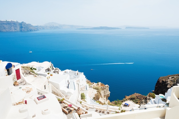 Architettura bianca sull'isola di Santorini, Grecia. Paesaggio estivo, vista mare