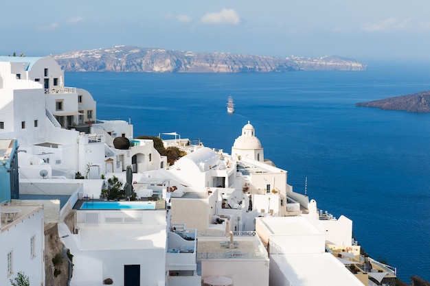 Architettura bianca sull'isola di Santorini, Grecia. Paesaggio estivo, vista mare