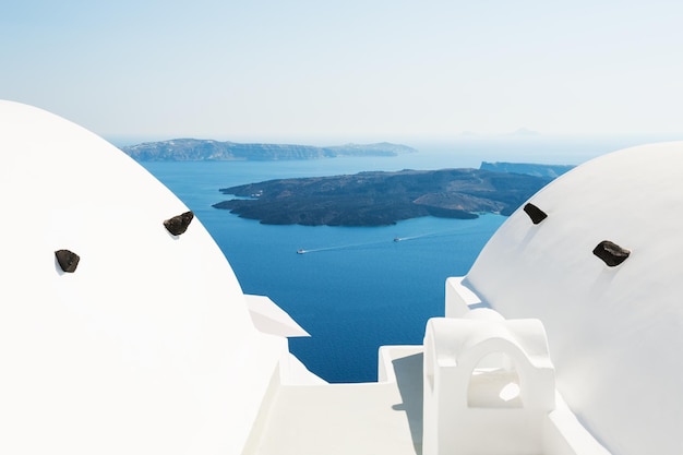 Architettura bianca sull'isola di Santorini, Grecia. Paesaggio estivo, vista mare