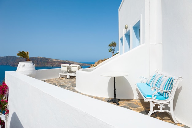 Architettura bianca sull'isola di Santorini, Grecia. Paesaggio estivo, vista mare