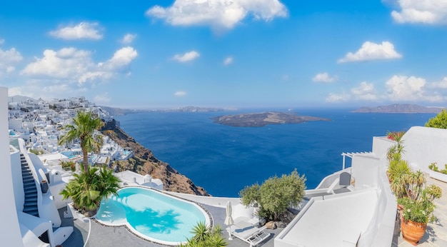 Architettura bianca sull'isola di Santorini, in Grecia. Piscina in hotel di lusso. Bella vista, cielo