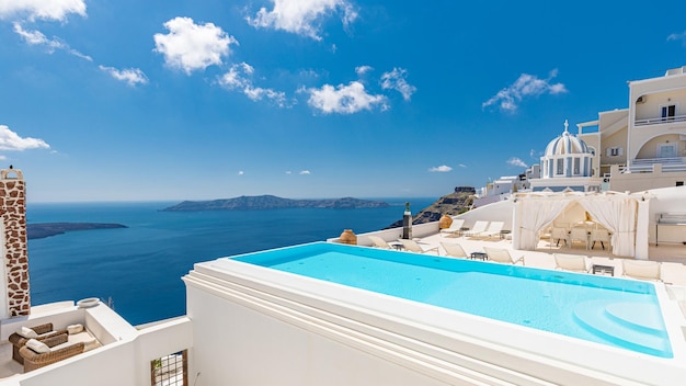 Architettura bianca sull'isola di Santorini in Grecia Piscina in hotel di lusso Bella vista del cielo