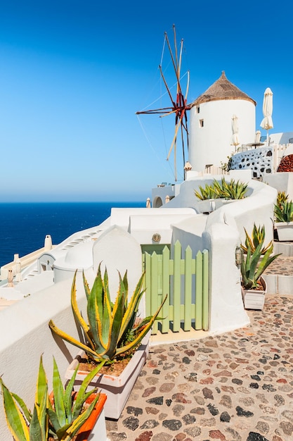 Architettura bianca tradizionale sull'isola di Santorini, Grecia. Paesaggio estivo, vista mare. Famosa destinazione di viaggio
