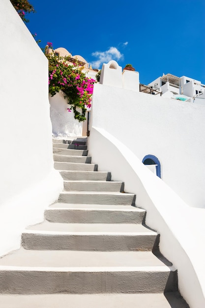 Architettura cicladica bianca sull'isola di Santorini, Grecia. Destinazione di viaggio, popolare località turistica