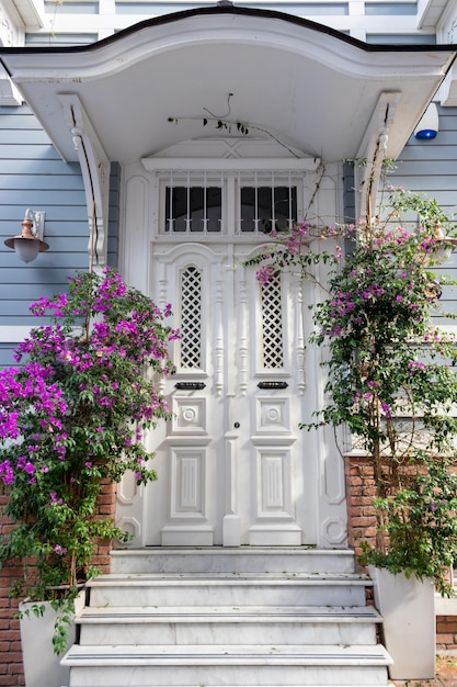 Architettura classica e moderna pareti esterne porte e finestre vecchio edificio Sfondo per agenti immobiliari