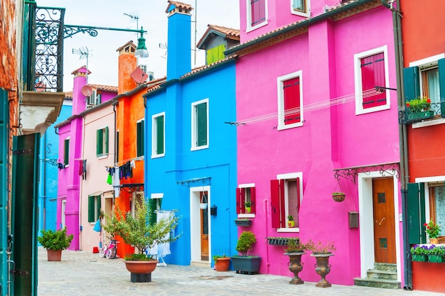 Architettura colorata nell'isola di Burano, Venezia, Italia. Famosa destinazione di viaggio