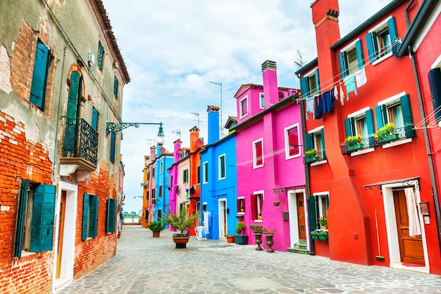 Architettura colorata nell'isola di Burano, Venezia, Italia. Famosa destinazione di viaggio