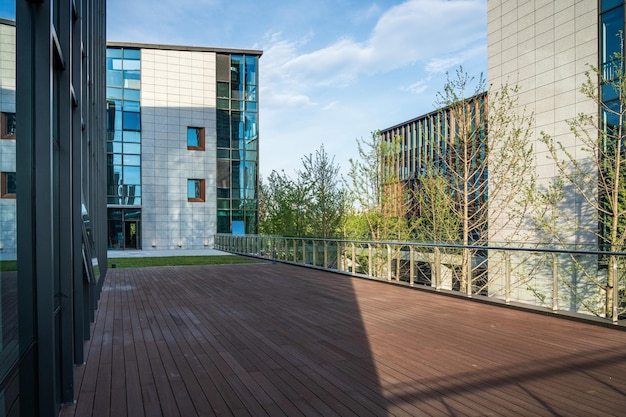 Architettura contemporanea con spazi verdi e luce naturale