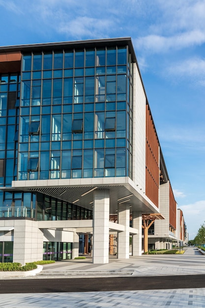 Architettura contemporanea per uffici con facciata di vetro e cielo blu brillante