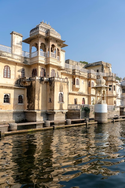 Architettura decorata facciata vicino al lago d'acqua a Udaipur Rajasthan in India