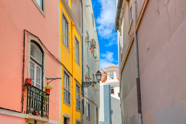 Architettura del Portogallo e edifici colorati del centro storico di Lisbona vicino a piazza Alfama e Rossio