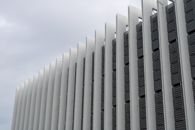 architettura dell'edificio con linee verticali con cielo nuvoloso il giorno