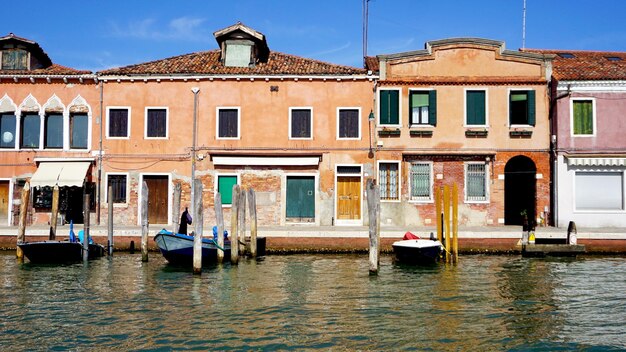 Architettura dell'edificio frontale e fiume a Murano Venezia Italia