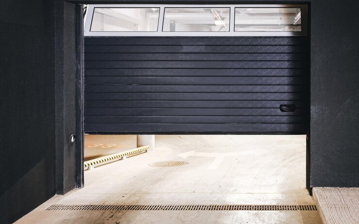 Architettura dell'UE di un moderno garage europeo di un quartiere residenziale di appartamenti