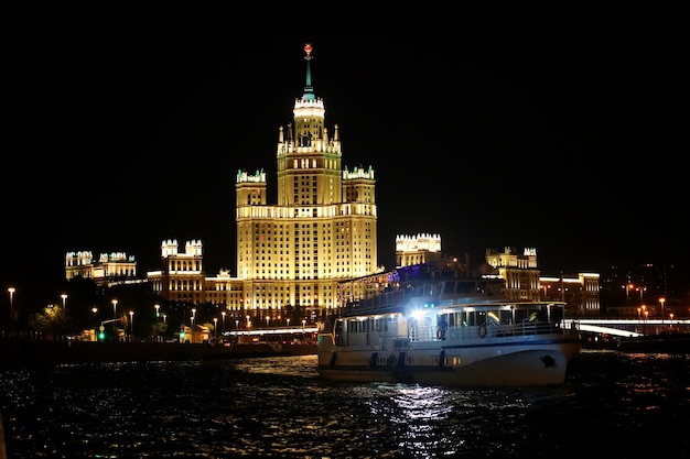 Architettura della capitale della Russia di notte con illuminazione brillante