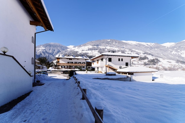 Architettura della casa con paesaggio invernale innevato a Mayrhofen nella valle Zillertal nelle Alpi del Tirolo in Austria. Townhouse immobiliare e edificio residenziale nel Tirolo austriaco nelle montagne alpine.