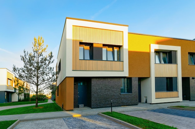 Architettura della facciata delle case a schiera dell'appartamento residenziale e delle strutture esterne. Cielo azzurro sullo sfondo.