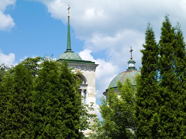 architettura della vecchia chiesa ortodossa su uno sfondo di nuvole