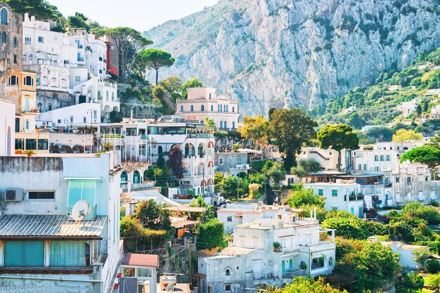 Architettura delle ville nell'isola di Capri con la montagna sullo sfondo, Italia