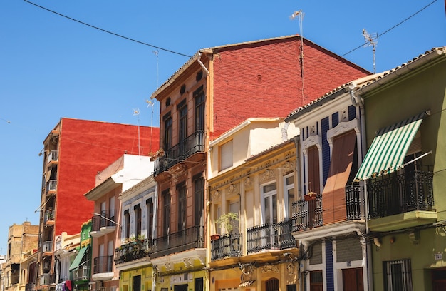 Architettura di diverse case contro il cielo blu in Europa Spagna Valencia luglio 2022