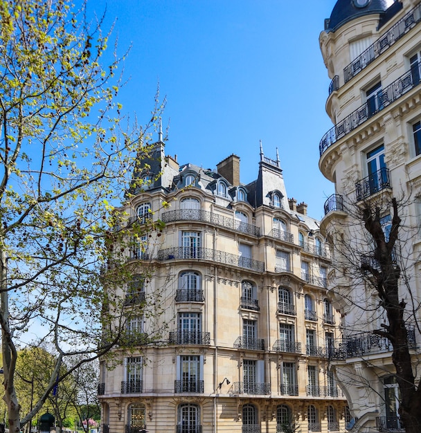 Architettura di Parigi Francia. Facciate di condomini tradizionali
