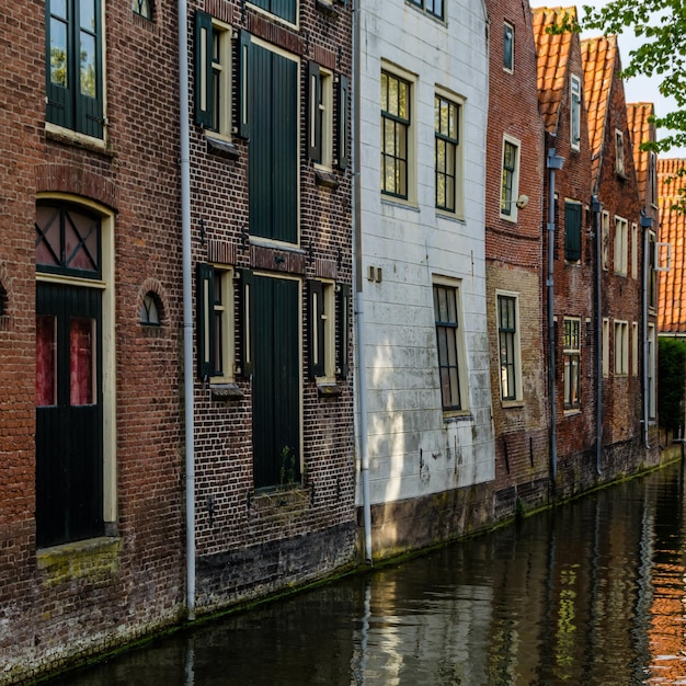 Architettura e vista sul canale ad Alkmaar nei Paesi Bassi