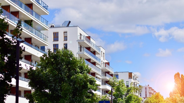 Architettura ecologica Albero verde e condominio L'armonia della natura e della modernità