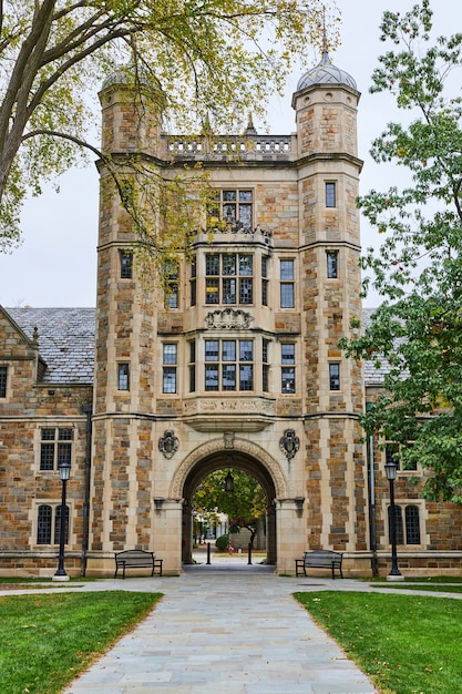 Architettura gotica e foglie d'autunno all'Università del Michigan