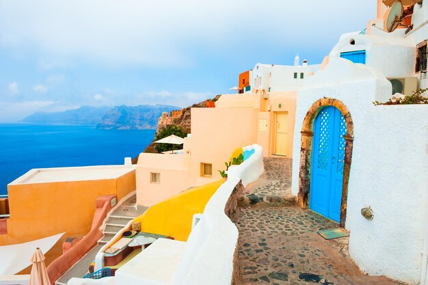 Architettura greca nazionale sull'isola di Santorini, Grecia. Paesaggio estivo, vista mare.