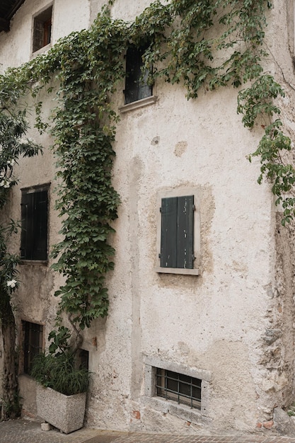 Architettura italiana rustica Edificio di campagna europeo storico tradizionale con finestre in legno fiori e alberi in fiore Concetto di viaggio estetico per le vacanze estive