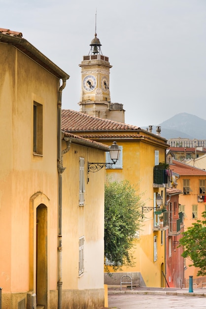 Architettura mediterranea Torre della chiesa Una città nell'Europa meridionale Via della città Edifici antichi