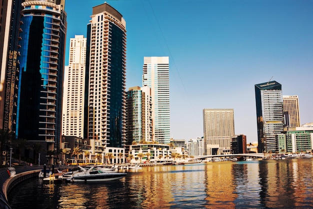 Architettura moderna del centro città di Dubai con grattacieli