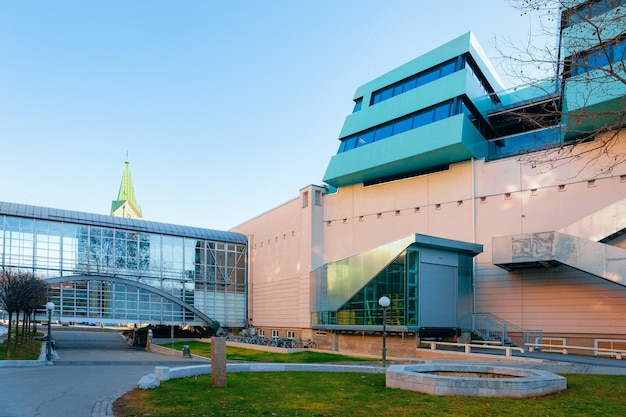 Architettura moderna dell'ufficio con corridoio di vetro nella città di Graz in Austria. Facciata del centro commerciale e dell'edificio fitness nel quartiere della città in Stiria in Europa.