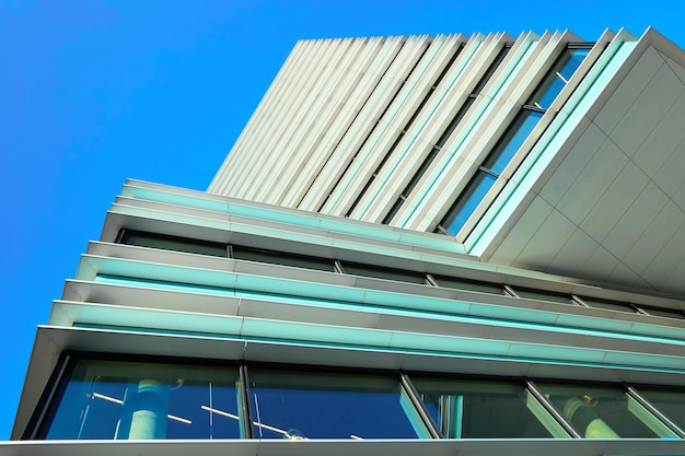 Architettura moderna futuristica del grattacielo in acciaio e vetro