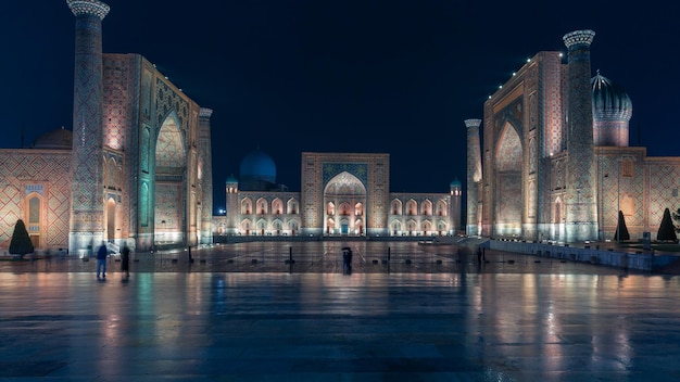 Architettura religiosa uzbeka in Registon Square con l'antica Madrasah di notte Samarkand Uzbekistan