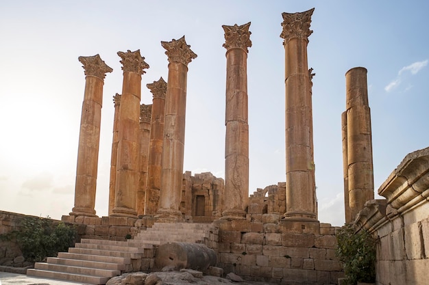 Architettura romana tempio di Artemide nel vecchio quartiere storico di Jarash Alte belle colonne antiche contro il cielo blu giordano
