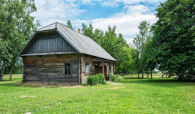 Architettura rurale Vecchia casa di paese fatta di tronchi