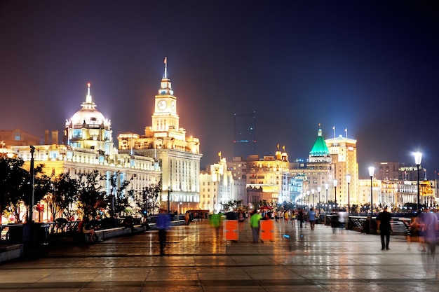 Architettura storica di Shanghai di notte su una strada con luci.