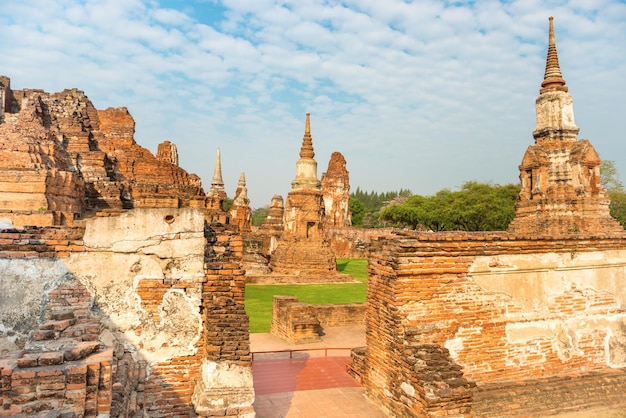 Architettura storica e religiosa della Thailandia rovine della vecchia capitale del Siam Ayutthaya Vista sui resti in mattoni del tempio Wat MahathatxA