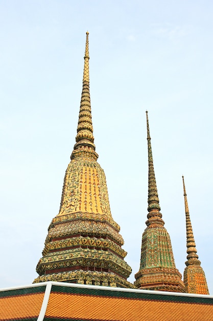 Architettura tailandese autentica in Wat Pho a Bangkok della Tailandia.