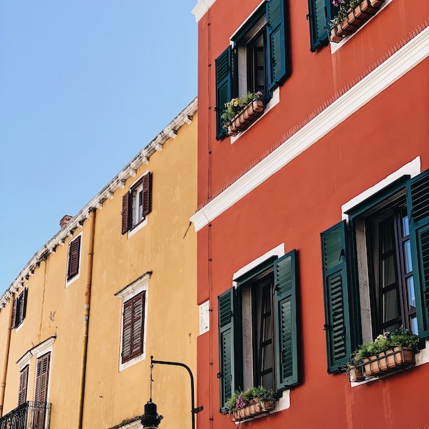 Architettura tradizionale della città vecchia di Rovigno, Croazia con piccoli edifici colorati